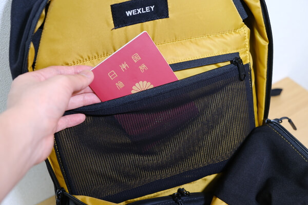 stem backpack メッシュポケットにパスポート