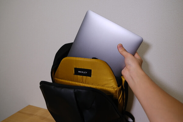 PC収納ポケットにMacBook
